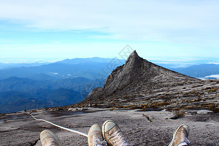 科塔克里雅巴卢国家公园的山峰攀登旅行首脑岩石高度天空游客顶峰石头风景丛林图片