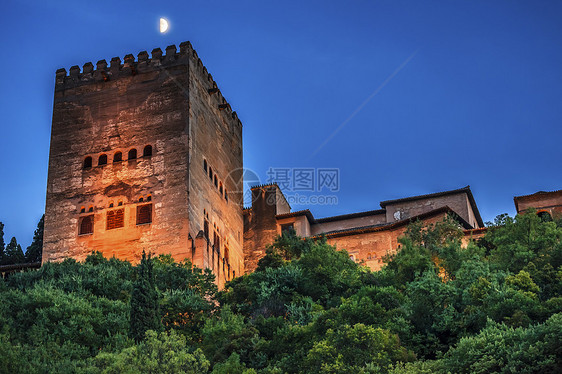 阿尔罕布拉塔月亮 Albaicin 格拉纳达安达卢西亚西班牙月亮教会旅行精神建筑历史性纪念碑地标城堡建筑物图片