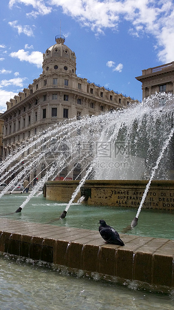 热那亚州法拉利广场喷泉蓝色纪念碑旅游吸引力天空正方形图片