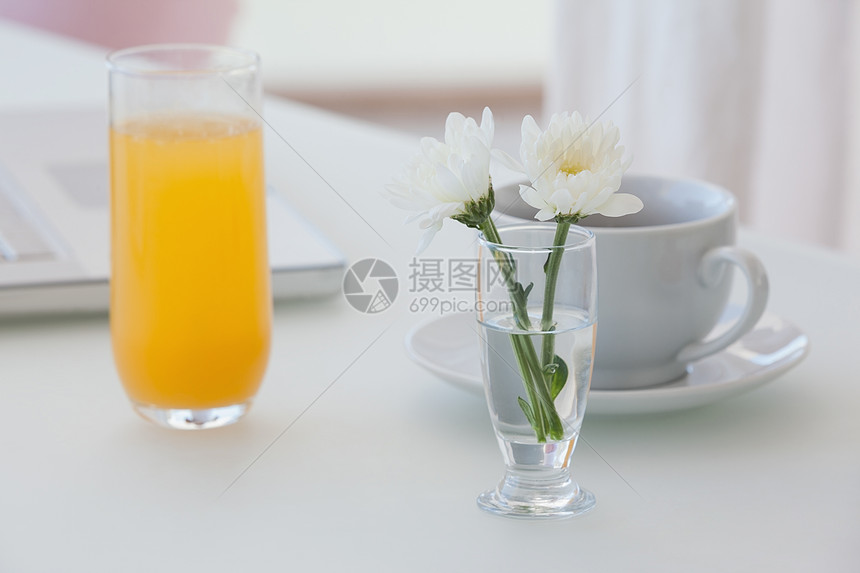 白花花在花瓶里 桌上有咖啡和橙汁住所玻璃家庭生活公寓白色茶托家庭闲暇热饮杯子图片