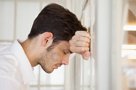 紧靠窗边的心烦意乱的生意人白色衬衫商业职场男性胡子窗户思维商务办公室图片