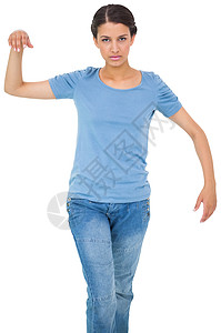 牛仔裤和T恤衫中无权力的黑发发型女性棕色混血女士头发木偶图片