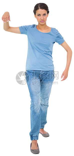 牛仔裤和T恤衫中无权力的黑发发型棕色头发女士女性混血木偶图片