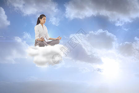 商业女商务人士坐在莲花的姿势上绘图女性冥想计算机瑜伽职业衬衫环境太阳天空图片