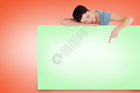 显示绿卡的漂亮褐色黑发女性空白绿色女士广告计算机绘图快乐广告牌推介会图片