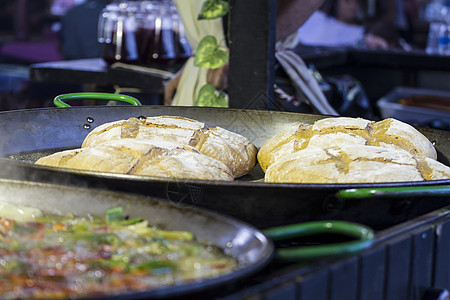西班牙古代中世纪博览会的手工面包苏打面包师美食桌子蓝色厨房棒子乡村早餐店铺背景图片