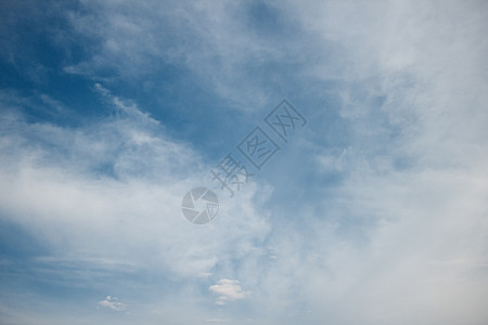 高山云雾神秘的天空水分环境天蓝色阳光蓝天蓝色雨云积雨云雾气候背景