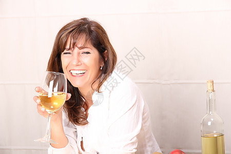 白葡萄酒女人女士玻璃派对享受女性庆典成人干杯幸福酒精图片