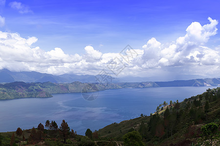 托巴湖景区情调热带蓝色房子村庄天空绿色鸟羽火山异国图片