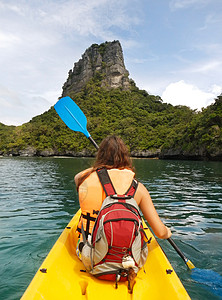 泰国安通国家海洋公园的年轻女子皮眼车 泰国天空皮艇悬崖岩溶旅行海岸蓝色公园海洋海湾图片