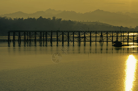 湖在晨日中图片