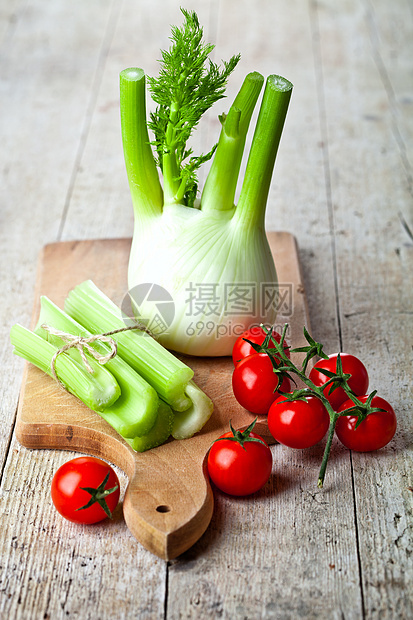 新鲜有机纤维 大菜和西红柿香料健康芳香烹饪茴香红色蔬菜绿色木板食物图片