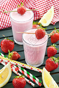 奶昔加新鲜草莓混合果味毛巾饮料香草乡村条纹浆果奶油状红色图片