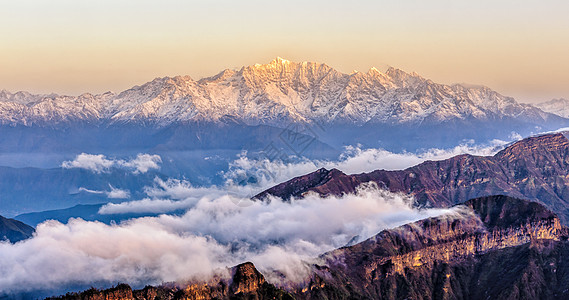 Minya Konka雪山山脉天气日出背景图片