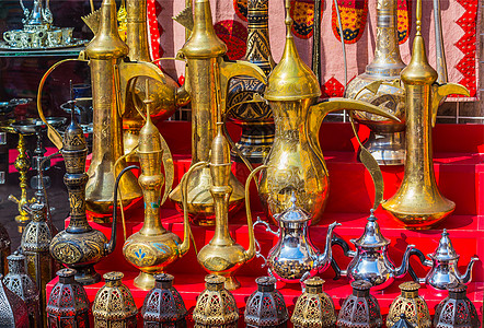 闪亮的传统咖啡壶和灯台市场古董集市装饰品生活金子水壶乡村咖啡金属图片