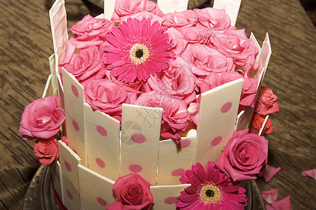 婚礼蛋糕巧克力雏菊粉色香草庆典奶油玫瑰派对沙漠装饰图片
