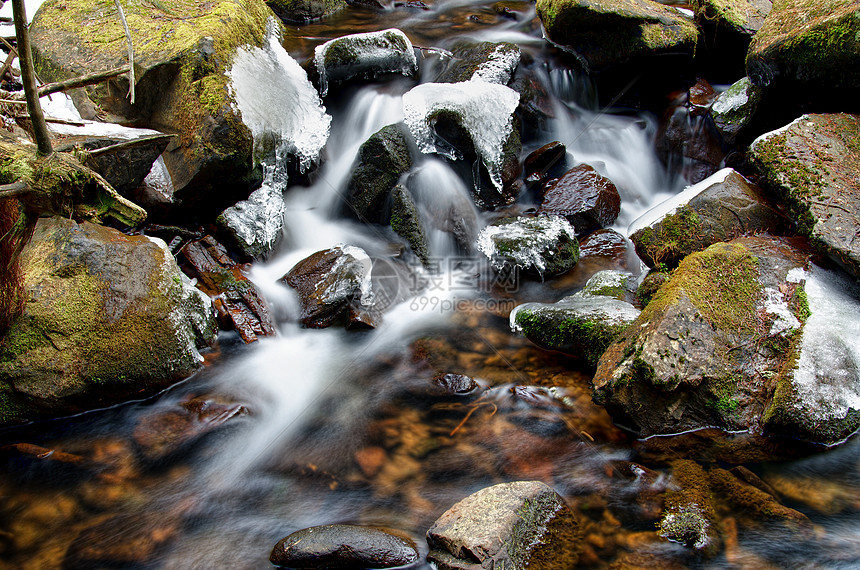 小型瀑水细节风景运动石头旅行岩石溪流环境激流植物木头图片