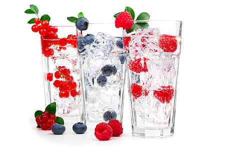 果汁和鸡尾酒加咖喱 草莓 蓝莓和冰图片