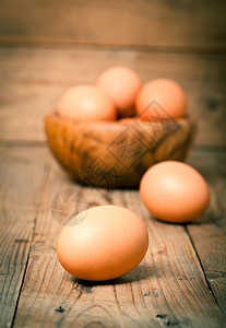 木木背景的鸡蛋杂货棕色产品剪裁蛋壳黄色木头食物图片