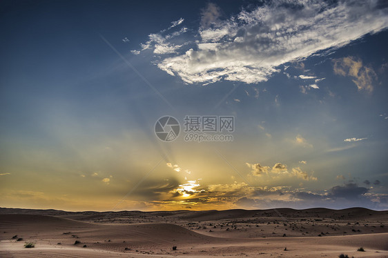 日落沙漠瓦希巴阿曼旱谷情绪天空灌木丛衬套太阳旅行沙丘假期植物图片