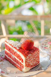 水果蛋糕奶油糕点白色美食盘子红色食物甜点图片
