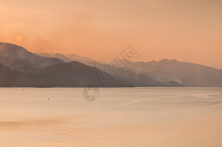 水坝水库爬坡太阳大坝日落反射绿色多云甘露天空图片