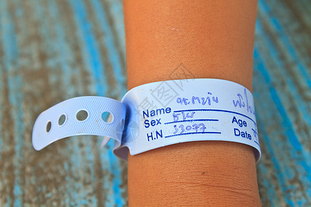 亲生宝宝手腕上挂着信息带和名字图片