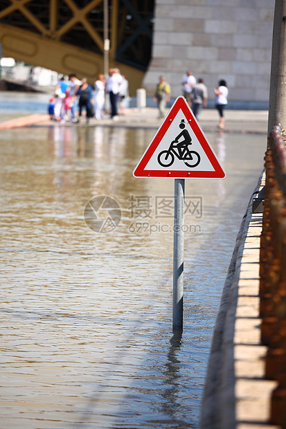 洪水泛滥的街道标志首都自行车银行支撑观众边缘晴天码头自然灾害图片