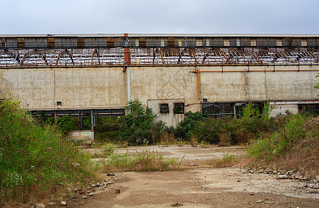 废弃工业失业建筑学休息倾斜破坏植被拆除灰尘废墟场景图片