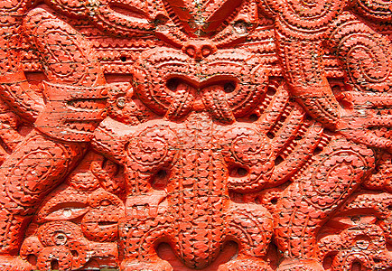 毛利人的雕刻文化面具艺术红色地标传统土著木头会议室装饰品图片