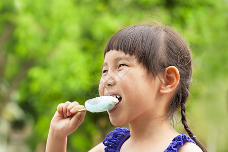 快乐的小女孩在夏天吃冰棒奶油小吃甜点水果喜悦家庭孩子操场棒冰食物图片