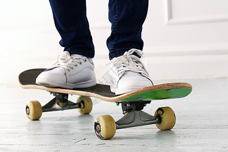 滑板上的女孩女士蓝色滑冰鞋带女性喜悦闲暇青少年青年轮子图片