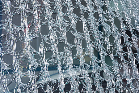 车祸后前窗破碎碰撞维修玻璃损害危险挡风玻璃汽车运输车辆安全图片