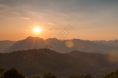 山地景色的狂暴日落草地农村生态高地公园野生动物太阳旅行天气森林图片