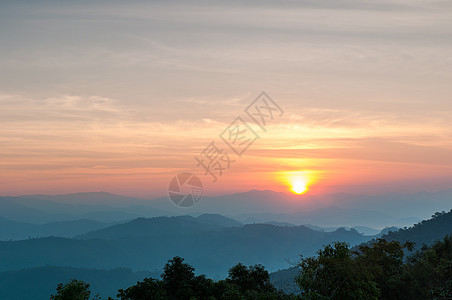 山地景色的狂暴日落气候天空薄雾植物群土地野生动物森林农村旅行高地图片