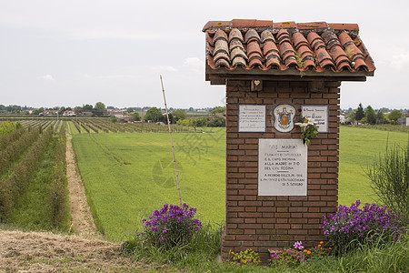 圣母玛利亚的歌颂纪念碑天空农村祷告绿色棕色灰色砖块紫色处女农业背景图片