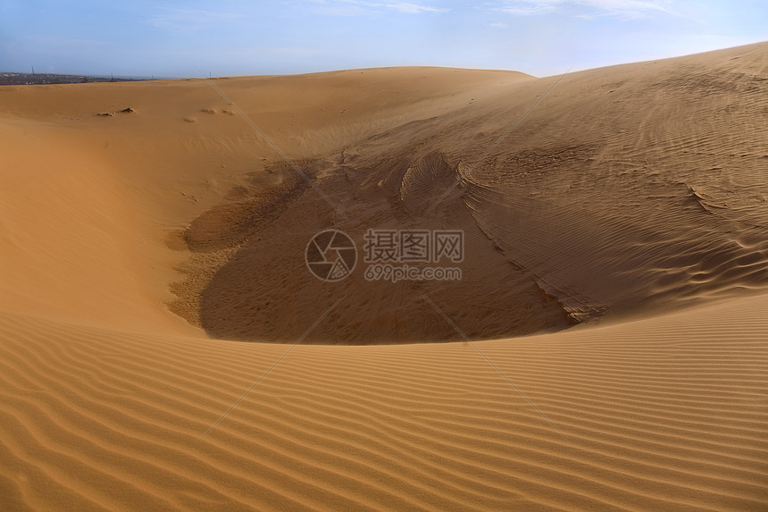 越南梅尼的红沙丘日光海浪土地丘陵阴影旅行天空红色沙丘风景图片