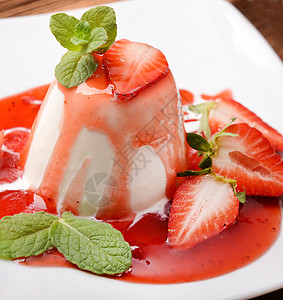 草莓布丁加拿大食物牛奶叶子水果日记蛋糕木头盘子美食甜点背景