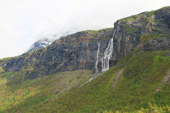 山地有瀑布天空流动峡湾石头公园旅行风景蓝色荒野岩石图片