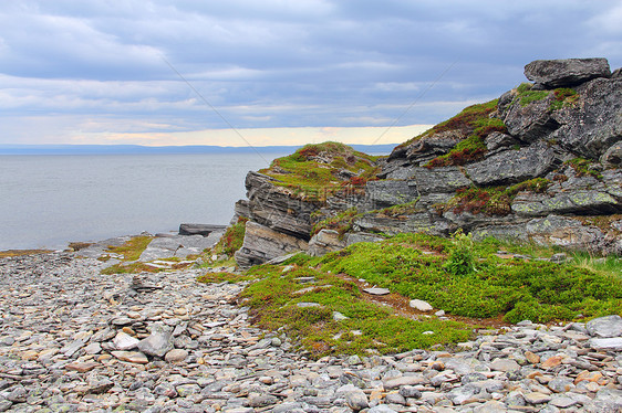 挪威北部地貌景观支撑天空顶峰石头草地地平线反射海滩海洋旅行图片