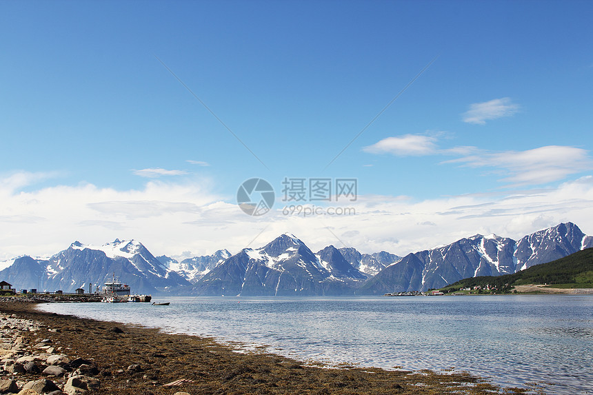 北极山脉和峡湾全景蓝色顶峰天空海岸旅游旅行风景海洋苔原图片