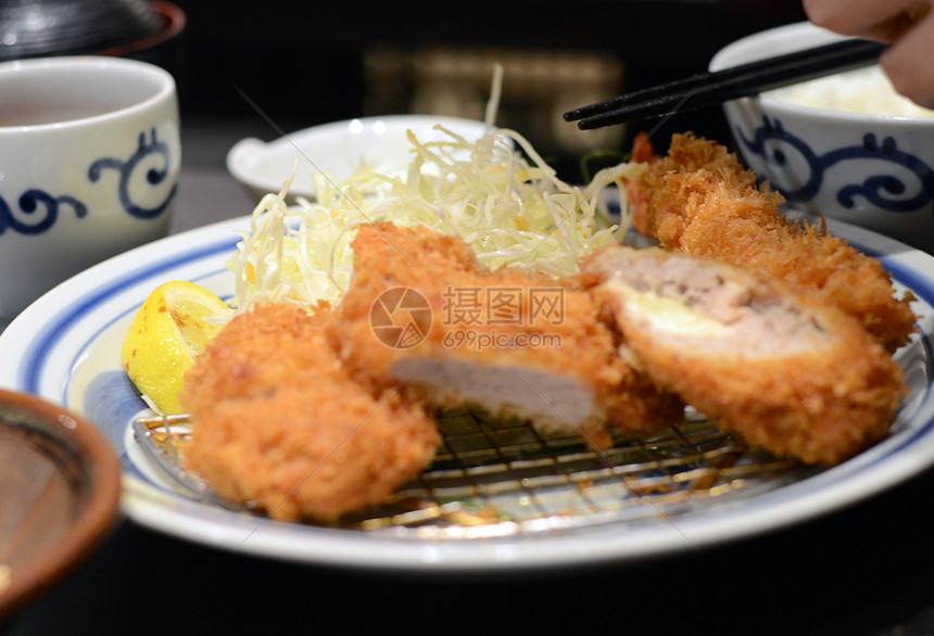 被甲津深炸猪排打败了美味油炸沙拉筷子猪肉食物美食佳肴静物蔬菜图片