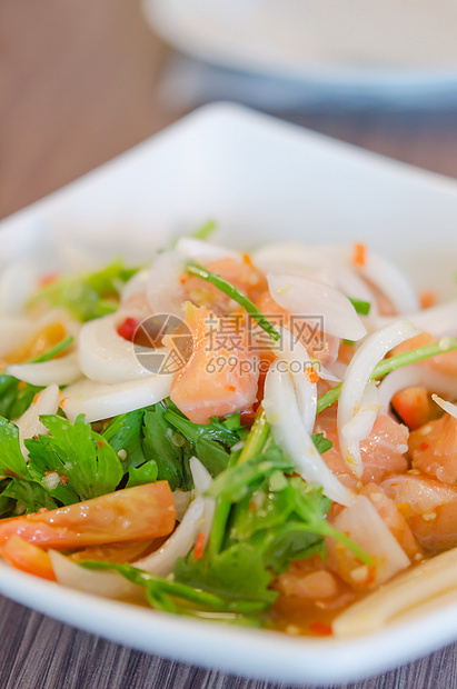 辣辣鲑鱼沙拉黄色盘子叶子海鲜蔬菜美食红色白色草本植物绿色图片