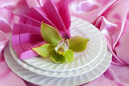 高级折纸纸巾兰花盘子婚礼白色菜单织物午餐餐饮洗礼花朵背景图片