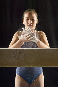 Gymnast (13-15) 将粉笔擦成手画像背景图片