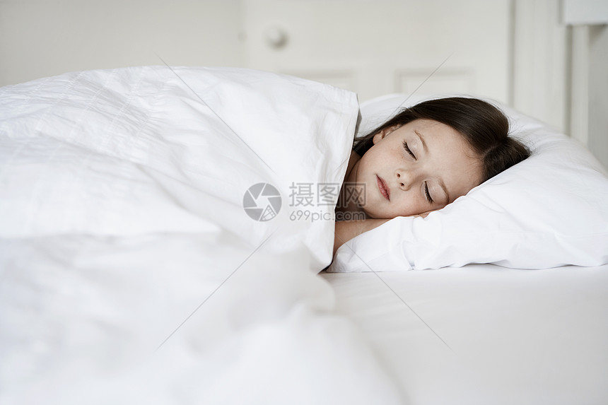 睡在床上的小女孩女孩房子睡眠睡衣眼睛棕色羽绒被人脸场景孩子图片