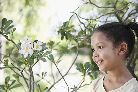花园肖像中的女孩(5-6岁)图片