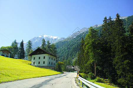 高山云雾通往苏登的道路背景