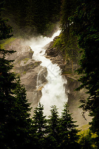 瀑布岩石流动木头溪流水池森林石头旅行荒野场景图片