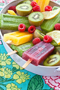 多彩多彩的冰柱 有新鲜水果奇异果柠檬浆果糖果果味冰淇淋食物冰块食谱汽水图片